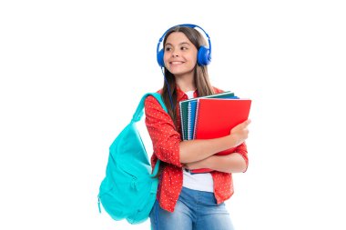 Liseli kız, kulaklıklı genç kız izole edilmiş beyaz stüdyo geçmişiyle ilgili kitaplar tutuyor. Okul ve müzik eğitimi kavramı. Okula dönelim. Mutlu gülümseyen genç kızın portresi.