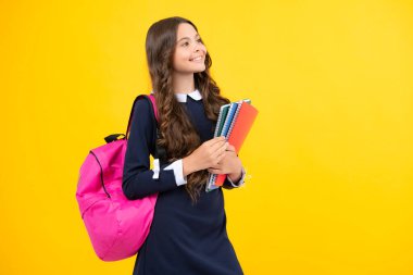 Kitap ve kitap okuyan liseli bir kız. Tecrit edilmiş bir geçmişi olan liseli kız öğrenci. Öğrenme ve bilgi. Git çalış. Eğitim kavramı