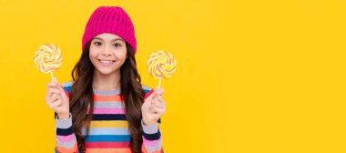 Lolipop şekerli neşeli genç kız, diş bakımı.