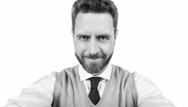 Formalite içinde gülümseyen olgun bir adam beyaz arka planda izole edilmiş selfie yapıyor..