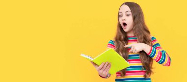 Şuna bir bak. Şaşırmış çocuk kitabı işaret ediyor. Okul eğitimi. Eğitim için en iyisini seçin. Liseli kız öğrenci pankartı. Kopya alanı olan öğrenci portresi