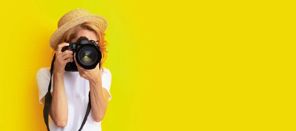 Fotógrafo Mulher Com Câmera Chapéu Palha Fazendo Foto Lente Retrato — Fotografia de Stock