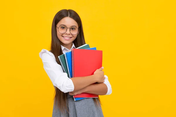 Tinédzser Lány Tanul Könyvekkel Tanulási Tudás Gyerekek Oktatási Koncepció Boldog — Stock Fotó