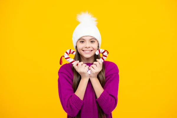 美丽的冬季孩子肖像 身穿冬季毛衣 头戴黄底针织帽子的少女 — 图库照片
