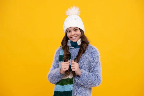 Belle Adolescente Dans Chapeau Hiver Pull Chaud Enfant Sur Fond — Photo