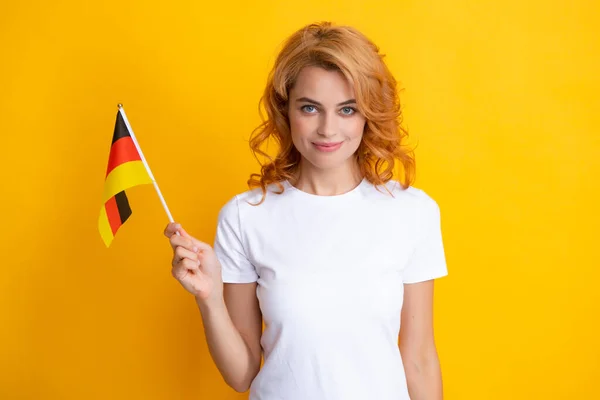 Πορτρέτο Θετικής Φοιτήτριας Γερμανική Σημαία Απομονωμένο Κίτρινο Φόντο Ευτυχισμένο Κορίτσι — Φωτογραφία Αρχείου