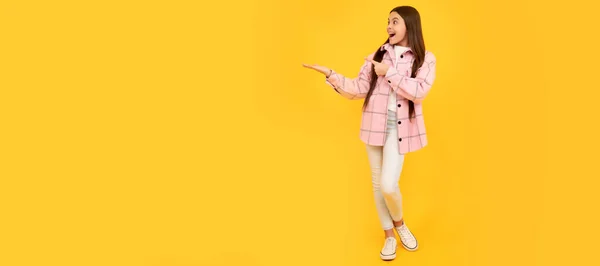 Onnellinen Lapsi Tyttö Pukeutua Vaaleanpunainen Ruudullinen Paita Esittelee Tuotteen Kopioi — kuvapankkivalokuva