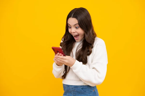 Portrait Cute Teenage Girl Using Mobile Phone Chatting Web Typing — Stockfoto