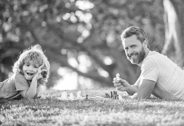 Famille Heureuse Père Fils Enfant Jouant Aux Échecs Sur Herbe — Photo