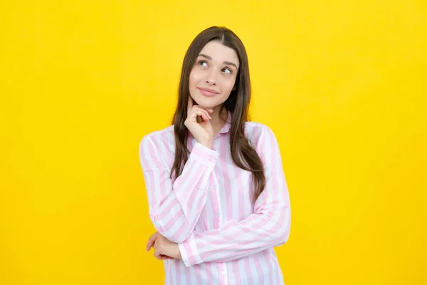 Portret Van Een Jonge Vrouw Die Nadenkt Lege Ruimte Zoekt — Stockfoto