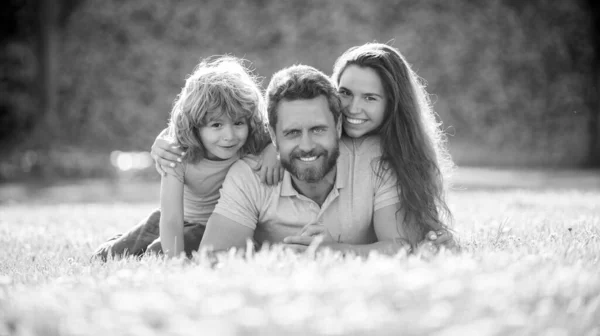 Adopção Caridade Dia Família Amizade Pai Mãe Filho Grama Parque — Fotografia de Stock