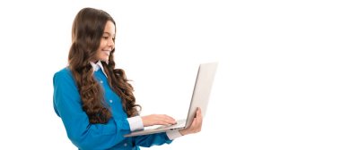 Mutlu çocuk, uzun kıvırcık saçlı, dizüstü bilgisayarda yazan, beyaz, okulda izole edilmiş..