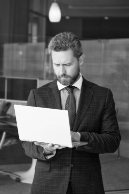 Yoğunlaştırılmış programcı bilgisayar kullansın. Girişimci ya da yönetici. Çevik iş. Profesyonel ağ yöneticisi bilgisayarı tutuyor. Modern kablosuz bilgisayarı olan patron. Çevrimiçi çalışan olgun iş adamı.