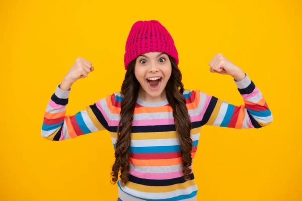 すごい10代だ 美しい冬の子供の肖像画 ティーンエイジャーの女の子は黄色の背景に冬のセーターとニット帽を着てポーズ 興奮しましたティーン女の子 — ストック写真