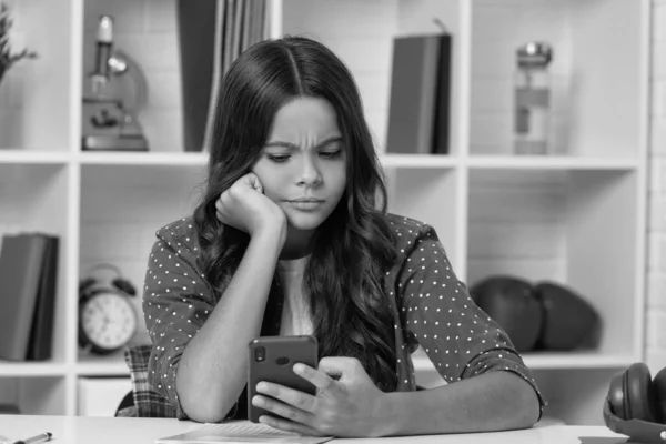 Serieus Tiener Meisje Bezig Met Behulp Van Mobiele Telefoon Jeugd — Stockfoto