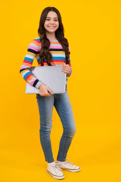 若い学生の女の子 ノートパソコンで勉強 Eラーニングの概念 幸せなティーン 正と笑顔感情のティーン女子学生 — ストック写真