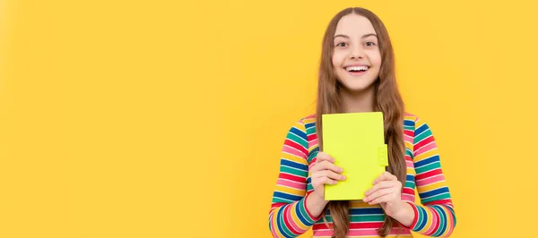 Élvezem Tanulók Életét Boldog Lány Mosoly Tartó Könyv Diáklány Portré — Stock Fotó