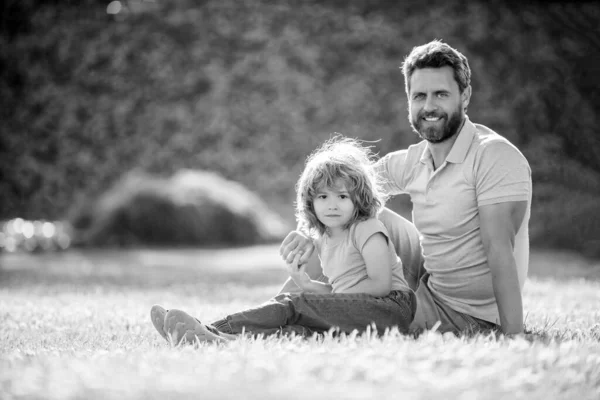 Šťastný Rodinný Portrét Otce Syna Chlapce Relaxovat Letním Parku Zelená — Stock fotografie