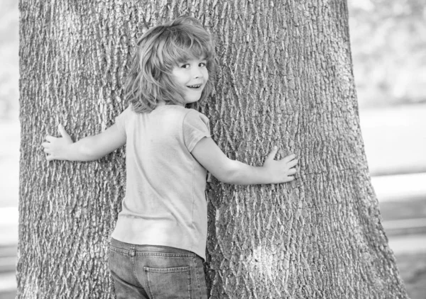 Είναι Τόσο Φαρδύ Αγόρι Μου Προσπάθησε Σκαρφαλώσεις Στο Δέντρο Παιδική — Φωτογραφία Αρχείου