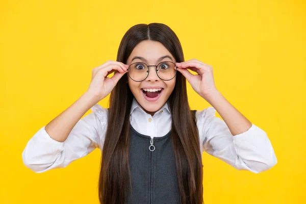 Menina Escola Bonito Vestindo Óculos Fundo Estúdio Amarelo Menina Inteligente — Fotografia de Stock
