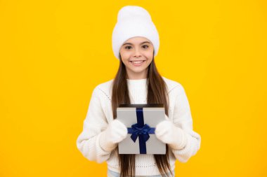 Duygusal ergen çocuk doğum gününde hediye. Komik kız elinde hediye kutularıyla yeni yılı ya da Noel 'i kutluyor.