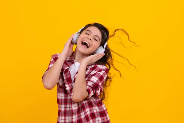소녀가 헤드폰으로 음악을 듣습니다 헤드폰을 헤드폰으로 노래를 적극적 미소짓는 소녀의 — 스톡 사진