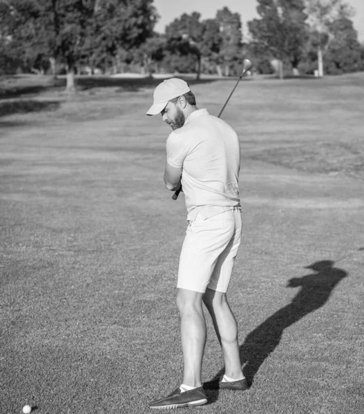 Aktywność Letnia Profesjonalny Sport Świeżym Powietrzu Męski Golfista Profesjonalnym Polu — Zdjęcie stockowe