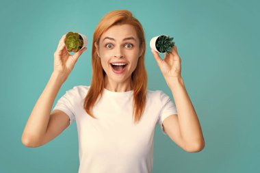 Elinde kaktüs olan kadın gülümseyen kadın ve kaktüs