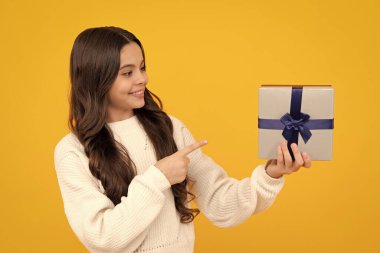 Hediye kutusu olan ergen bir çocuk. Tatil hediyesi. Mutlu yıllar, Sevgililer Günü, Yeni Yıl ya da Noel. Çocuk hediye kutusunu tut. Mutlu yüz, pozitif ve gülümseyen genç kız duyguları
