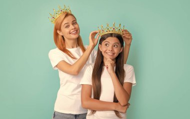 Güzellik kraliçesi tacını takan mutlu yarışmacı kız çocuk mavi arka plan, prenses.