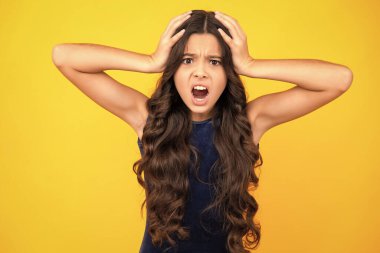 Bağır ve bağır çocuğum. Kızgın genç kız, üzgün ve mutsuz negatif duygu. Kafkasyalı ergenlerden nefret ve öfke, ağzını açıp bağırmak. Negatif ve şeytani yüz ifadesi