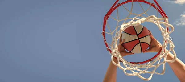 Spor Başarısı Basketbol Maçında Sayı Yapmak Top Sepetin Içinden Geçiyor — Stok fotoğraf