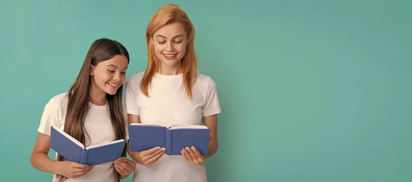 Banner Madre Hija Espacio Para Copiar Fondo Aislado Alumno Sonriente —  Fotos de Stock