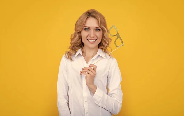 Mujer Alegre Con Gafas Fiesta Divertidas Sobre Fondo Amarillo —  Fotos de Stock