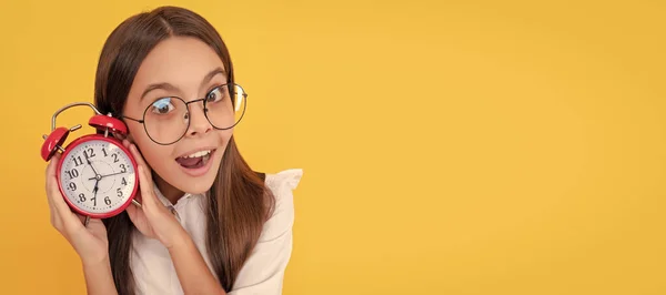 Zdumione Dziecko Szkolnym Mundurze Okularach Słucha Budzika Dzwoniącego Pokazującego Czas — Zdjęcie stockowe