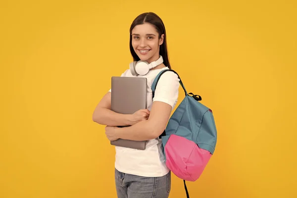 Blogar Influenciador Menina Alegre Com Mochila Fones Ouvido Webinar Para — Fotografia de Stock