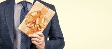 Yatay poster tasarımı. Web afişi başlığı, kopyalama alanı. Bu senin için. Selamlama vesilesi. İş adamı hediye kutusu gösteriyor. Şirket hediyesi. Kadınlar Günü