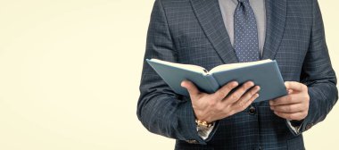 Başarılı CEO okuma programı. İşini planlayan kırpılmış bir adam. Patron iş raporlarını inceliyor. Yatay poster tasarımı. Web başlığı, boşluğu kopyala
