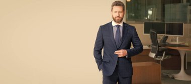 İnsan yüzü portresi, fotokopi alanı olan pankart. Takım elbiseli bir iş adamı, ofis geçmişi var. Ofis dışında iş elbisesi giymiş olgun sakallı bir iş adamı. İş başarısı.