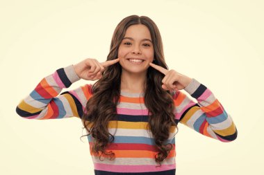 Mutlu kız yüzü, pozitif ve gülümseyen duygular. Stüdyoda güzel bir genç kız. Çocuk portresi