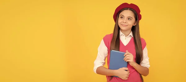 フランス語のベレー帽の幸せな10代の女の子は黄色の背景 文学に関するコピーブックを保持します 女子大生の旗 女子高生の肖像画とともにコピースペース — ストック写真