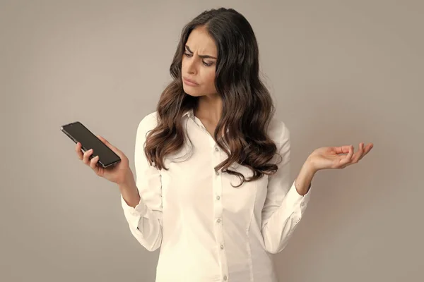 Seriös Kvinna Med Smart Telefon Ung Kvinna Med Mobiltelefon Affärskvinna — Stockfoto