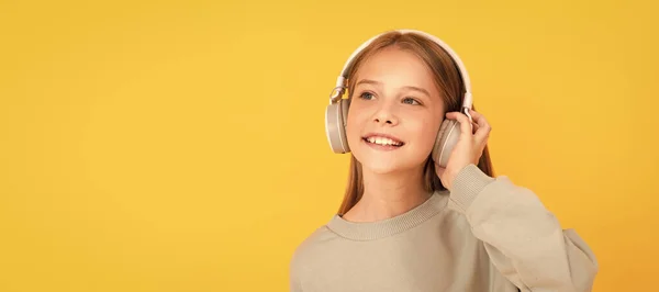 Amateur Musique Écouter Musique Accessoire Casque Sans Fil Portrait Enfant — Photo