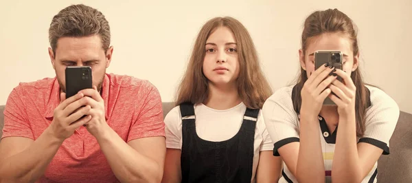 Banner Telefon Beroende Pappa Mamma Och Dotter Flicka Familjeterapi Föräldrar — Stockfoto