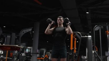 Spor salonunda halter sporu yapan kaslı bir sporcu. Spor salonundaki halter sporcusu. Sporcunun spor eğitimi.