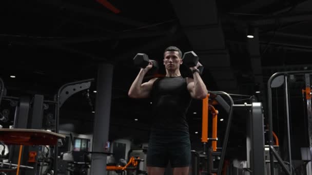 肌肉健美的运动员在健身房用哑铃练习举重运动 体操馆的举重运动员 体操运动员的运动训练 — 图库视频影像