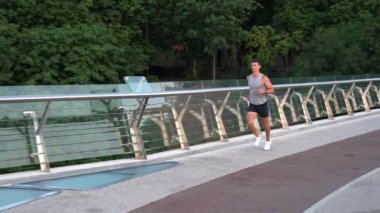 Spor giyim ve antrenman dayanıklılığında koşan kaslı genç adam, koş..