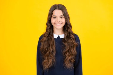 Sarı arka planda izole edilmiş beyaz ergen kız çocuğunun duygusal portresi.