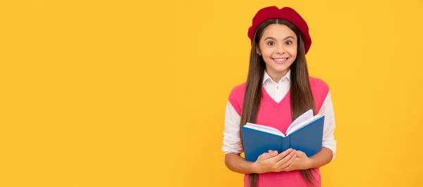 興奮してる ベレー帽の子供は勉強の準備ができている 笑顔の子供読書本 10代の学生 女子大生の旗 女子高生の肖像画とともにコピースペース — ストック写真