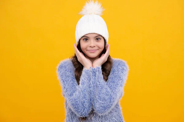 소녀가 위에서 스웨터와 모자를 소녀의 긍정적 미소짓는 — 스톡 사진